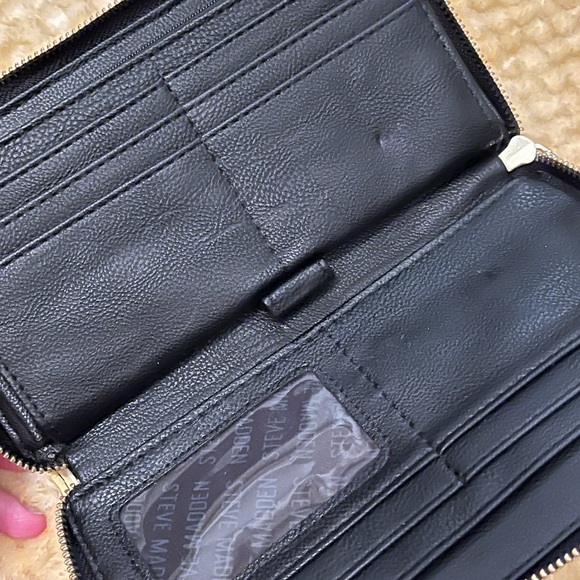 Steve Madden multi striped wristlet wallet. Good used condition - Picture 4 of 4